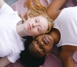 "A minha filha é homossexual e o meu marido é homofóbico. Como gerir?"