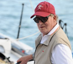 Rei Juan Carlos afastou-se da realeza. Está em Abu Dhabi