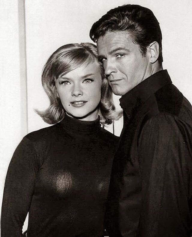 Anne Francis e John Ericson em Honey West.