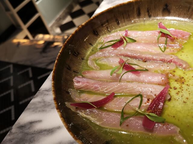 Carapau curado com coentros, malagueta, pickles e ervas.