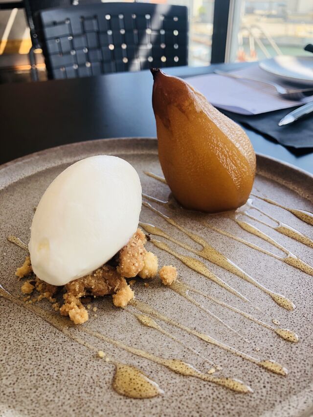 Uma das sobremesas a provar: pêra bêbada com gelado de Queijo de Azeitão e bolacha Piedade.