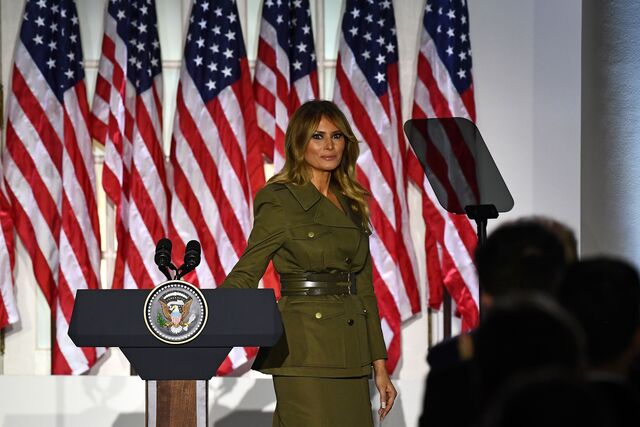 Melania Trump com um conjunto Alexander McQueen.