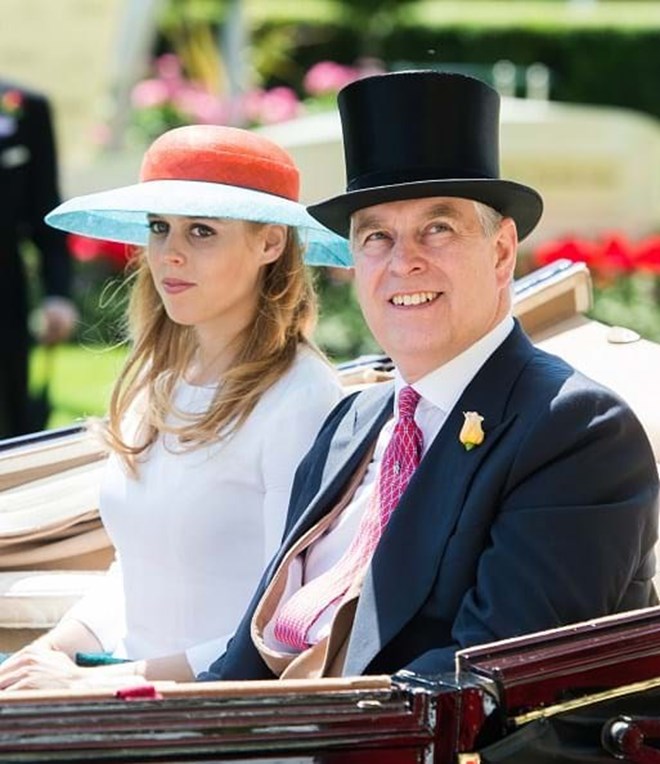 Príncipe André, duque de York, ao lado da filha, a princesa Beatrice.