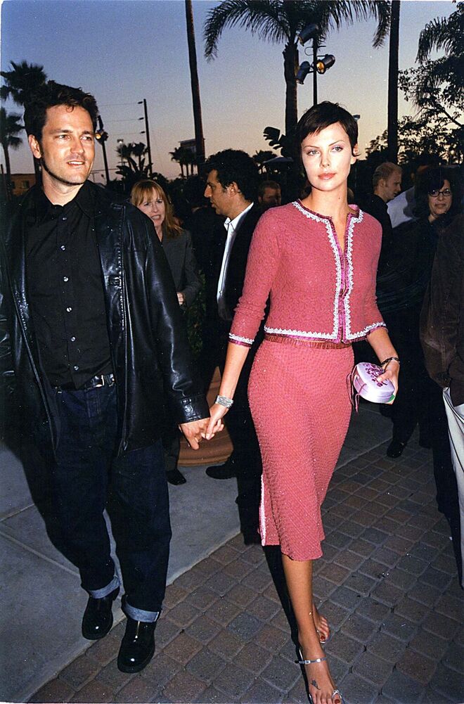 Stephan Jenkins e Charlize Theron na estreia do filme O Grande Joe Young, em 1998.