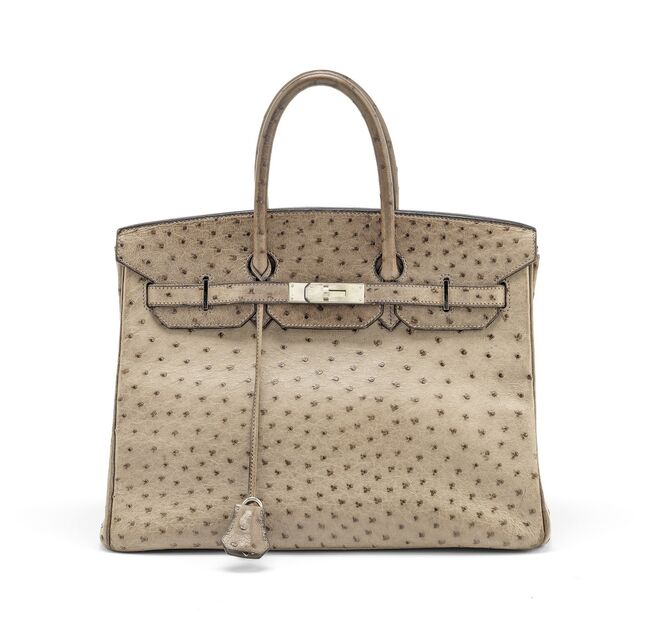 Carteira Birkin em pele de avestruz, de 2006, vendida em leilão Bonhams por €9798 (aproximadamente). 