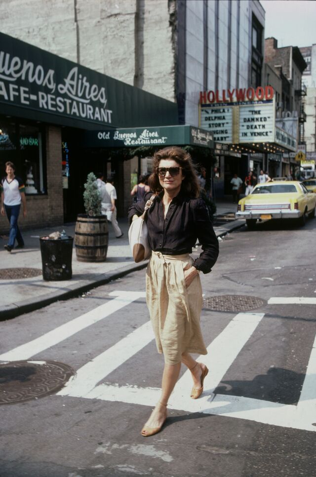 Jacqueline Onassis a usar a The Jackie Bag.