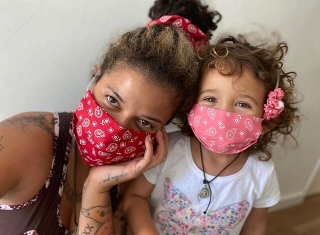 Blaya com a filha Aura Electra, a quem chama Lau.