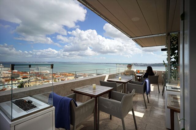 Suba | Todos os caminhos vão dar às esplanadas com melhor vista sobre a cidade, mas também às quais chegam os pratos mais apetecíveis. Nesta equação inclui-se o Suba, que ganhou uma esplanada (antes, era o rooftop bar onde os clientes iam tomar um copo) com vista para a baixa lisboeta e para o Tejo. 