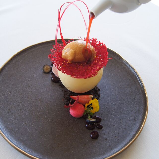 No fim, a sobremesa de tomilho limão com chocolate é uma surpresa, pois a forma de um limão alude aos paladares mais ácidos, mas o seu interior é uma "bomba" de doçura. 