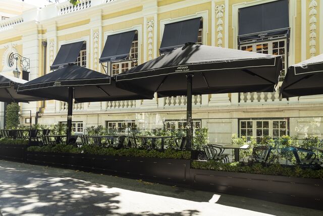 JNcQUOI | Na nova esplanada do JNcQUOI Avenida serão servidas as melhores tapas, petiscos, saladas e sandwiches, assinadas pelo chef António Bóia, com destaque para ostras do Algarve (a partir de 9€), terrina de foie gras (26€) ou carpaccio de novilho (19€).