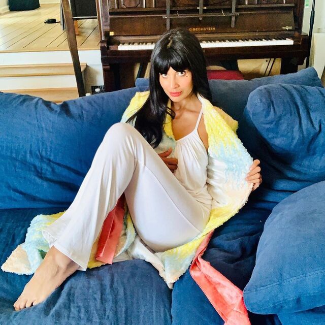 Jameela Jamil em pijama da Markarian