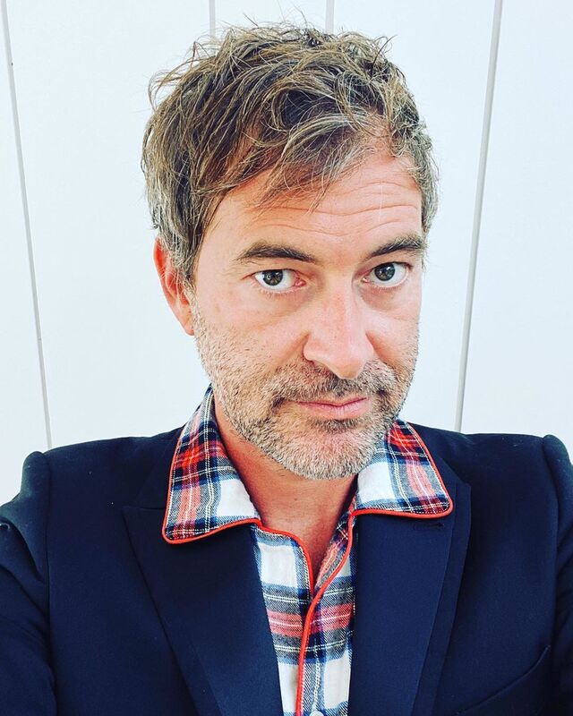 Mark Duplass em pijama e blazer
