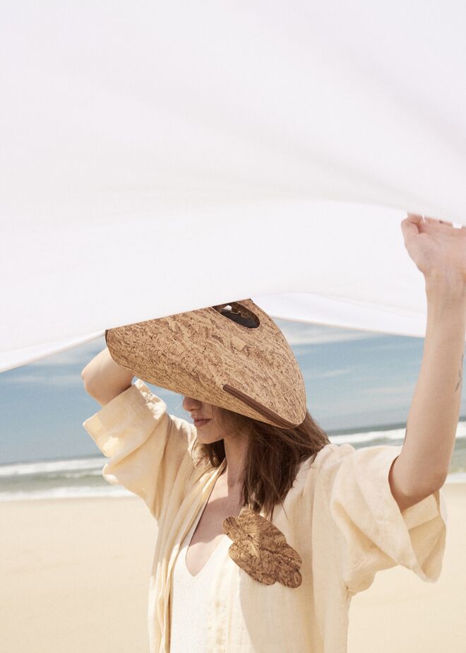 A preocupação com a pegada ecológica evidencia-se, por exemplo, na última coleção à qual chamou Stardust and Sea, que inclui acessórios, calçado e carteiras para mulheres e homens. Nela, utilizou materiais inovadores, sustentáveis e reciclados tais como o biocouro nacional certificado, o pinatex, um têxtil de fibra de ananás, a cortiça nacional, a microfibra certificada ecologicamente na linha vegan, o têxtil artesanal feito com Cork-a Tex.