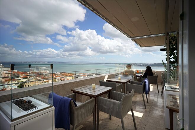 Suba | Todos os caminhos vão dar às esplanadas com melhor vista sobre a cidade, mas também às quais chegam os pratos mais apetecíveis. Nesta equação inclui-se o Suba, que ganhou uma esplanada (antes, era o rooftop bar onde os clientes iam tomar um copo) com vista para a baixa lisboeta e para o Tejo. 