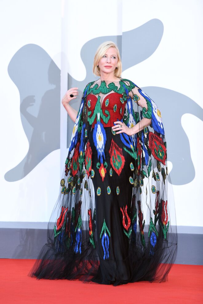 Cate Blanchett, vestido da Armani Privé e sapatos Giuseppe Zanotti.