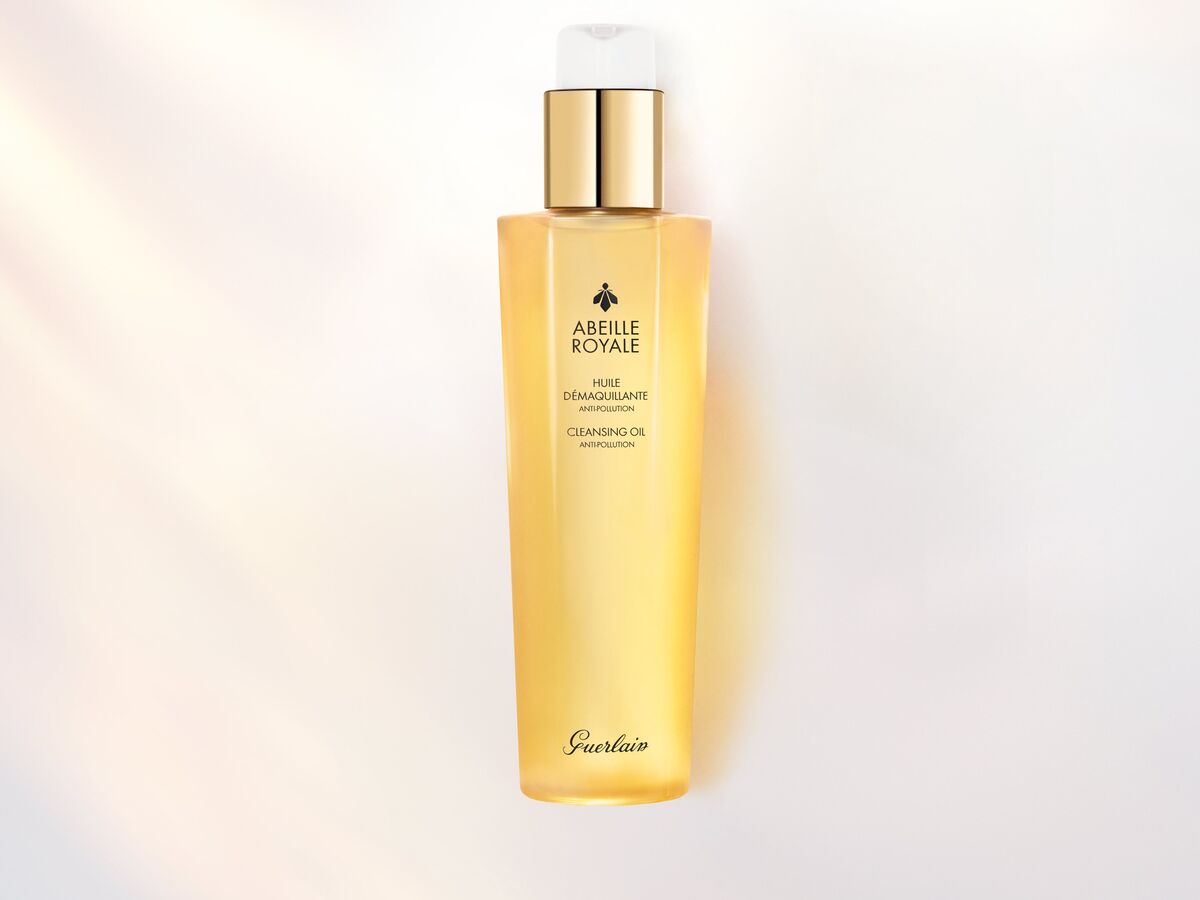 A outra novidade Guerlain é este óleo de limpeza e desmaquilhante. Além de remover a maquilhagem, elimina também as partículos de poluição que se vão acumulando na pele ao longo do dia. Por ser uma textura em óleo que se transforma numa emulsão cremosa em contacto com a água, permite que a pele se mantenha hidratada, suave e confortável durante o processo de limpeza