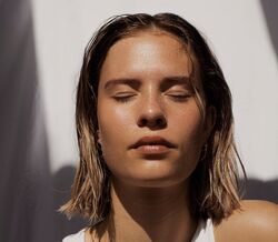 Não, a acne não fica pela adolescência