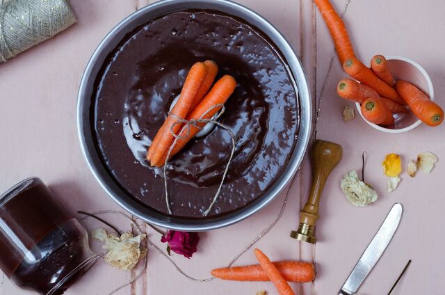 Bolo caseiro de cenoura com cobertura de brigadeiro tradicional