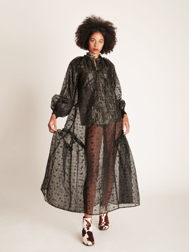 Vestido, H&M; Camisa, ba&sh e bandolete e botas Zara