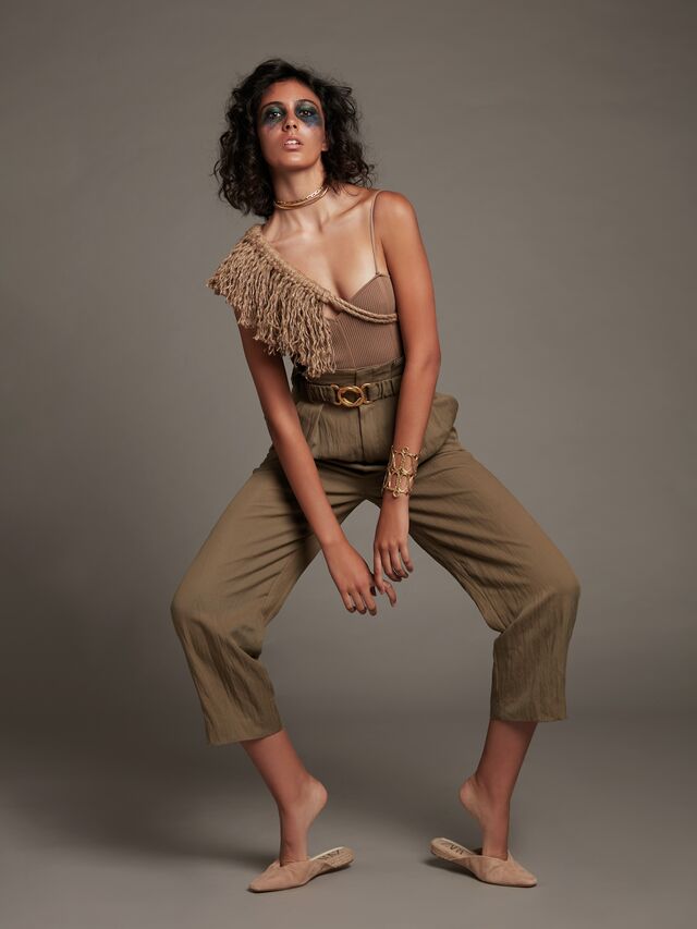 Body, calças e sapatos Zara; Pulseira e colar Peris (Pormenor ombro da produção)