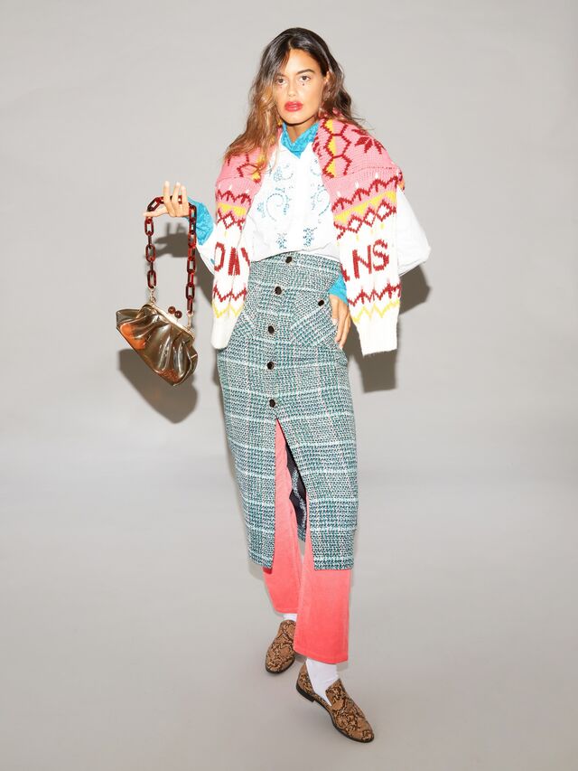 Casaco de malha, Tommy Jeans; Camisa de algodão, Mango; Gola alta de renda, Helena Almeida; Saia em tweed, Zara; Calças em bombazine, Tommy Jeans; Meias, sapatos, mala e brincos, da produção.