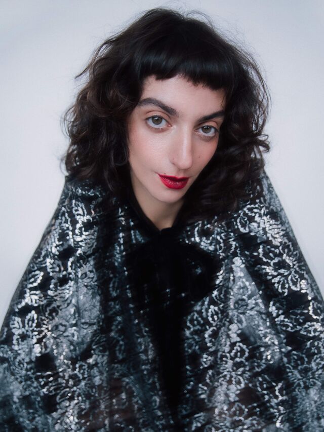 Joana Barrios: Capa em renda com fio de lamé e veludo. Vampires's Wife x H&M.