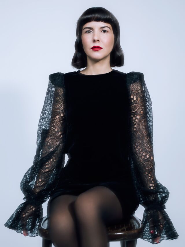 Catarina Salinas: Vestido em veludo com renda, Vampires's Wife x H&M. Almofada em veludo, H&M Home.