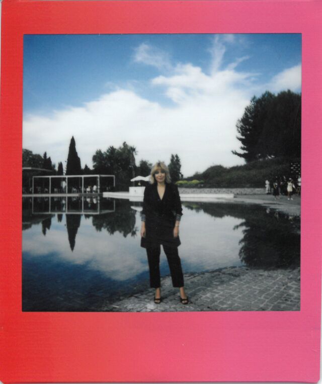 Fotografia literalmente roubada a Raquel Strada, que prontamente se virou em direção à nossa Instax Square SQ1 com o habitual olhar decidido e sedutor.