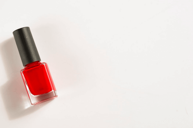 O tolueno é um produto químico geralmente encontrado no verniz das unhas.