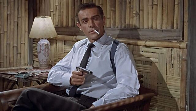 Sean Connery como James Bond, em Dr. No (1962)