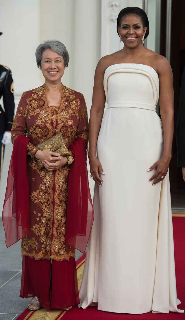 Michelle Obama em vestido Brandon Maxwell num jantar diplomático ao lado de Ho Ching, a mulher do primeiro-ministro da Singapura