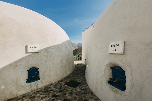 Os balões, outrora reservatórios do vinho, agora quartos com vista para os vales da quinta.