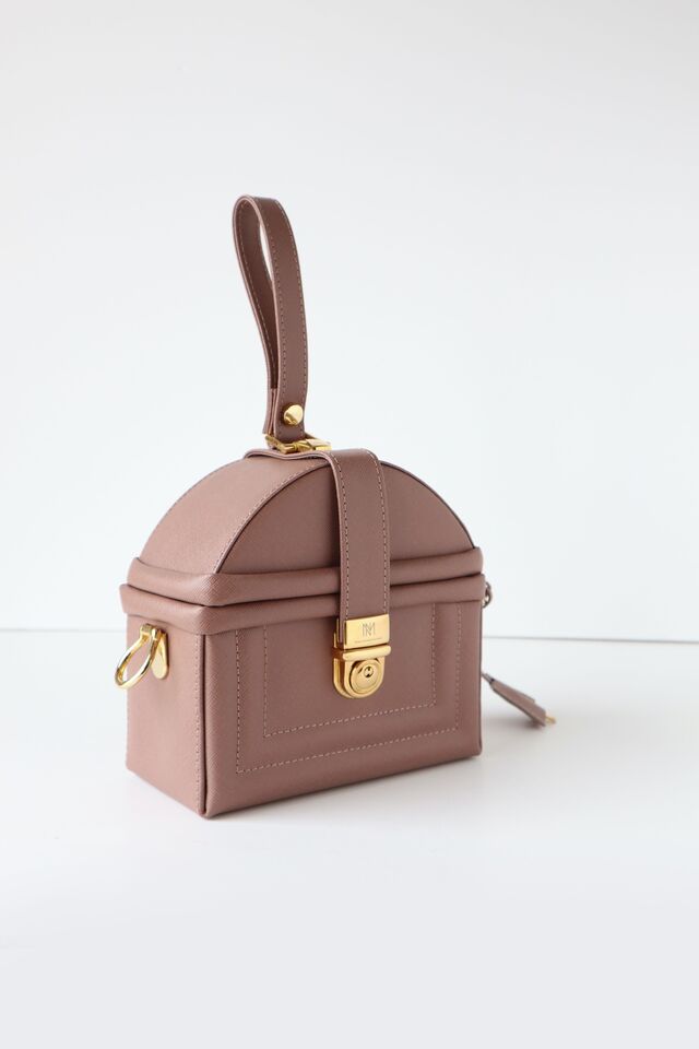 Carteira, €220, Nina Moniz da Maia