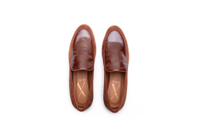 Loafers Sycamore em camurça e pele envernizada, €230, Lachoix