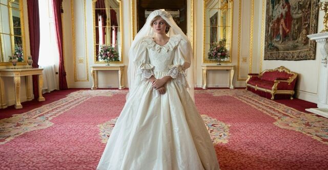 Emma Corrin com o emblemático vestido de casamento da princesa Diana em The Crown (2020)