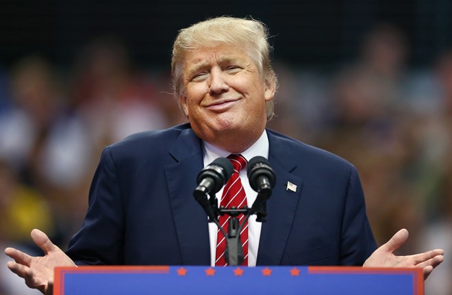 Donald Trump fala durante um comício de campanha no American Airlines Center em Dallas, Texas.