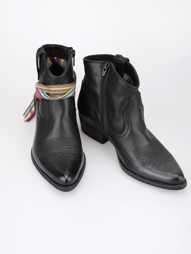 Botins em pele, €74,50, Seaside