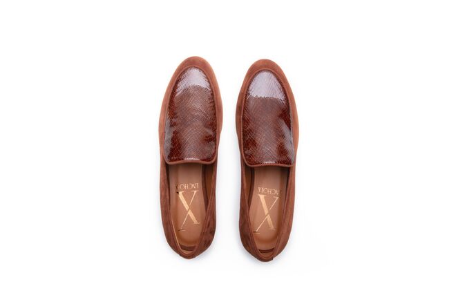 Loafers Sycamore em camurça e pele envernizada, €230, Lachoix