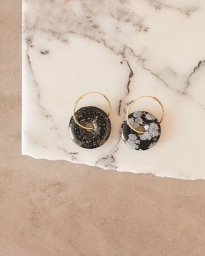 Argolas de obsidiana nevada, €36, Erva Moura