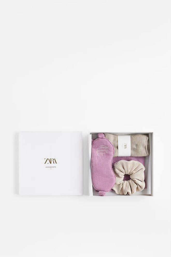 Bolsa pequena com laços e bordado de signo do zodíaco.