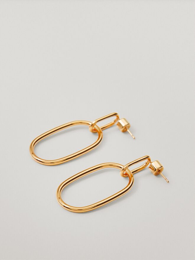 Brincos de argolas ovaladas com banho de ouro, €15,95, Massimo Dutti