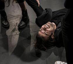 Teatro: uma festa para descolonizar preconceitos
