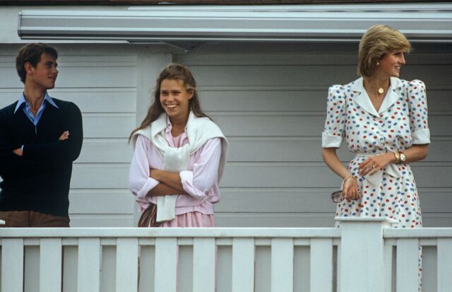 Sarah Armstrong-Jones com a Princesa Diana e o Príncipe Edward em 1983.