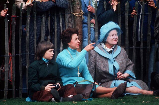 Rainha Elizabeth, a Rainha Mãe, com a Princesa Margarida e a Lady Sarah Armstrong-Jones em 1975.