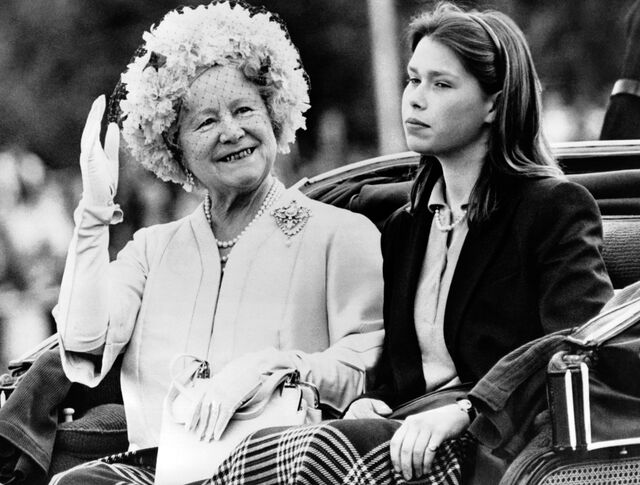 Sarah Armstrong-Jones com a Rainha Mãe, em 1970.