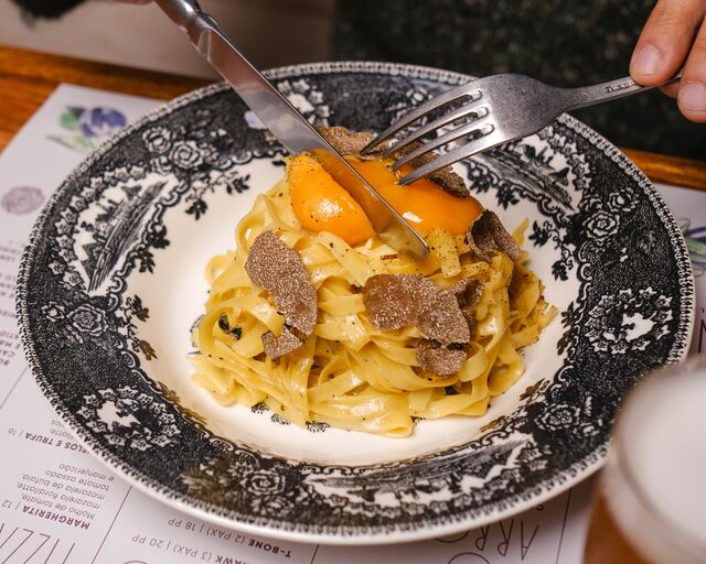 Tagliolini, trufa, ovo e gema confitada
