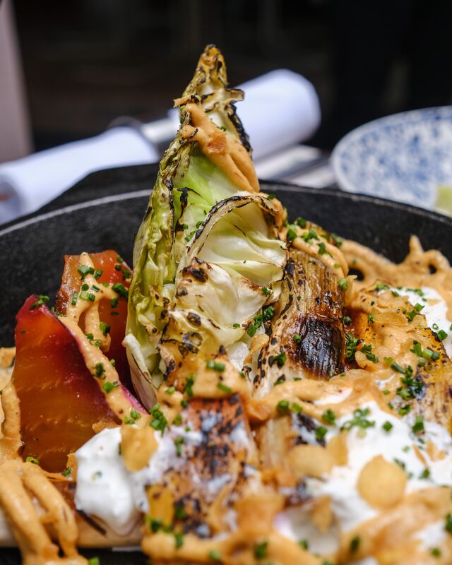 Verduras na grelha, coração de burrata e molho romesco