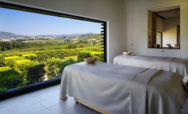 Sala de massagens com vista para o jardim