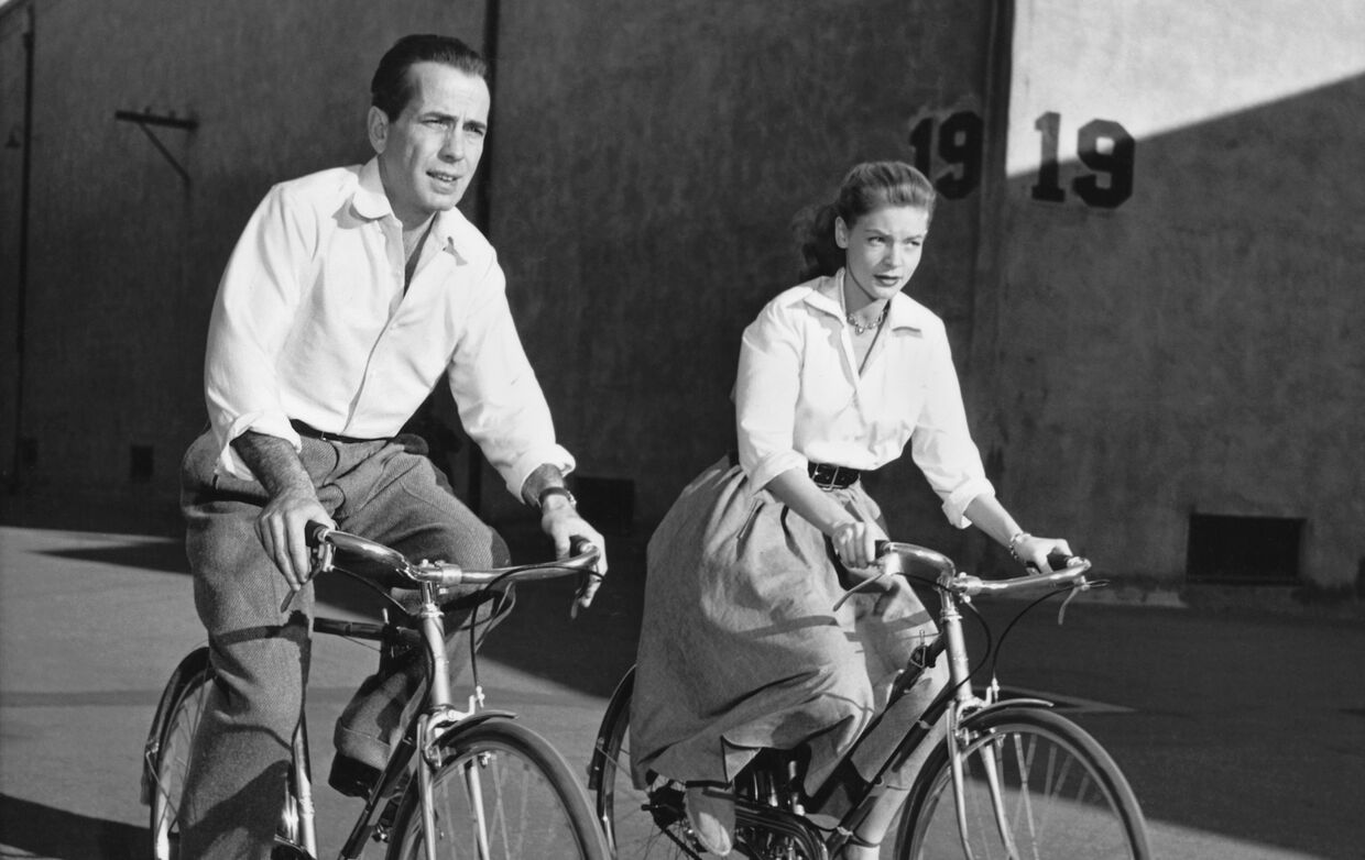 A atriz Lauren Bacall e o marido Humphrey Bogart no set do filme Paixões em Fúria, Hollywood, 1948