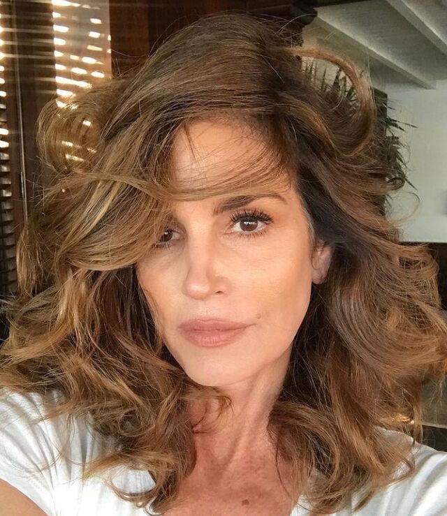 Cindy Crawford já referiu publicamente que para restaurar a elasticidade da pele recorre a